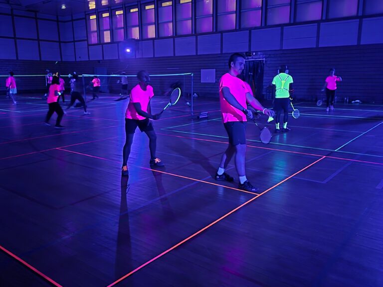 Tournoi de Blackminton : le badminton dans le noir !